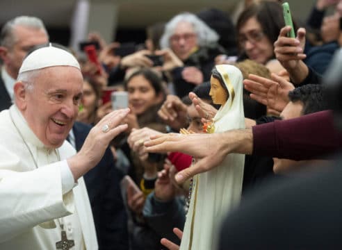 El Papa nos recuerda que la pobreza abre el camino al Reino de los Cielos