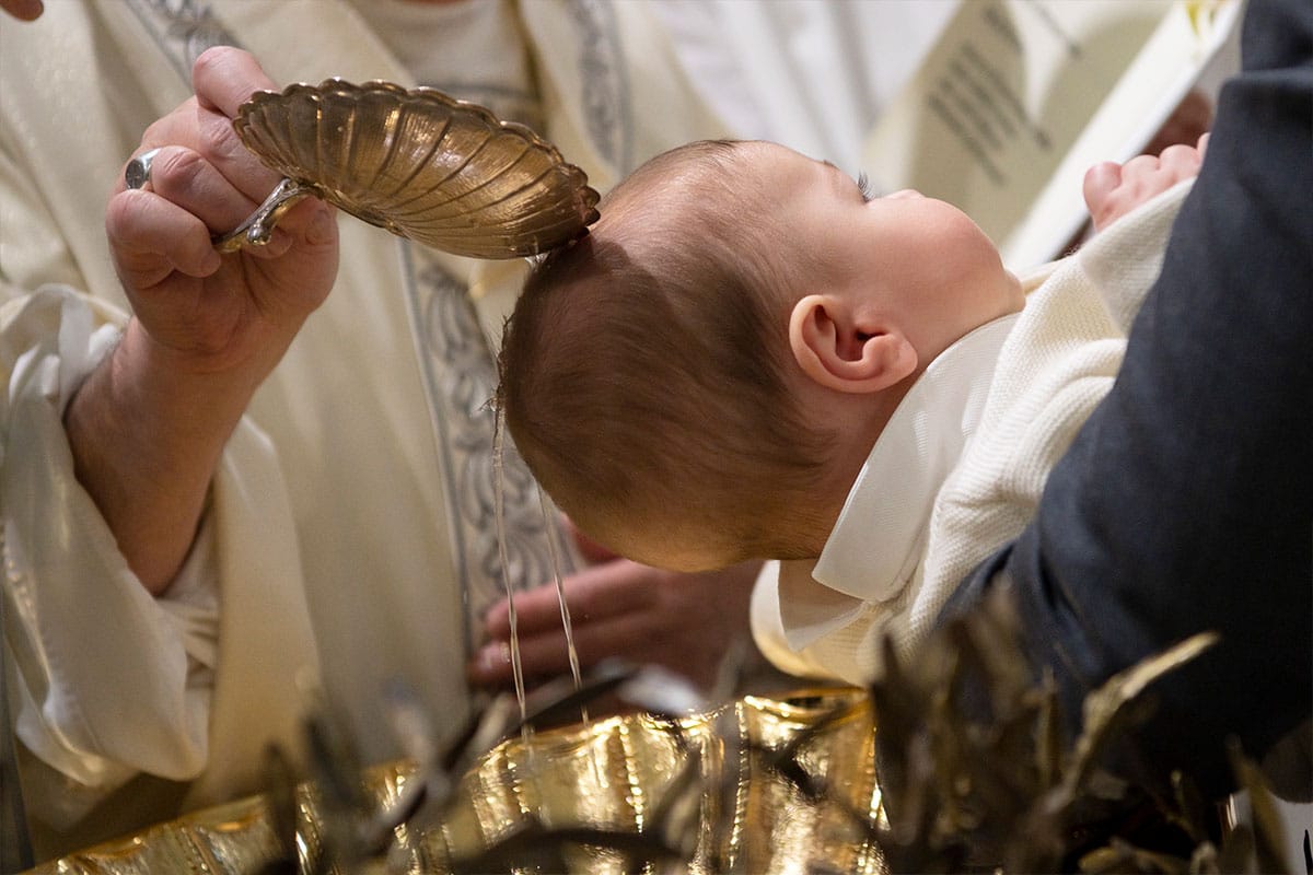 Uno de los 32 niños bautizados por el Papa Francisco. Foto: LOR