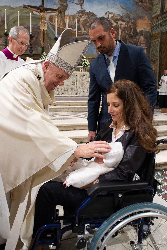 El Papa en la Capilla Sixtina con un niño bautizado. Foto: LOR