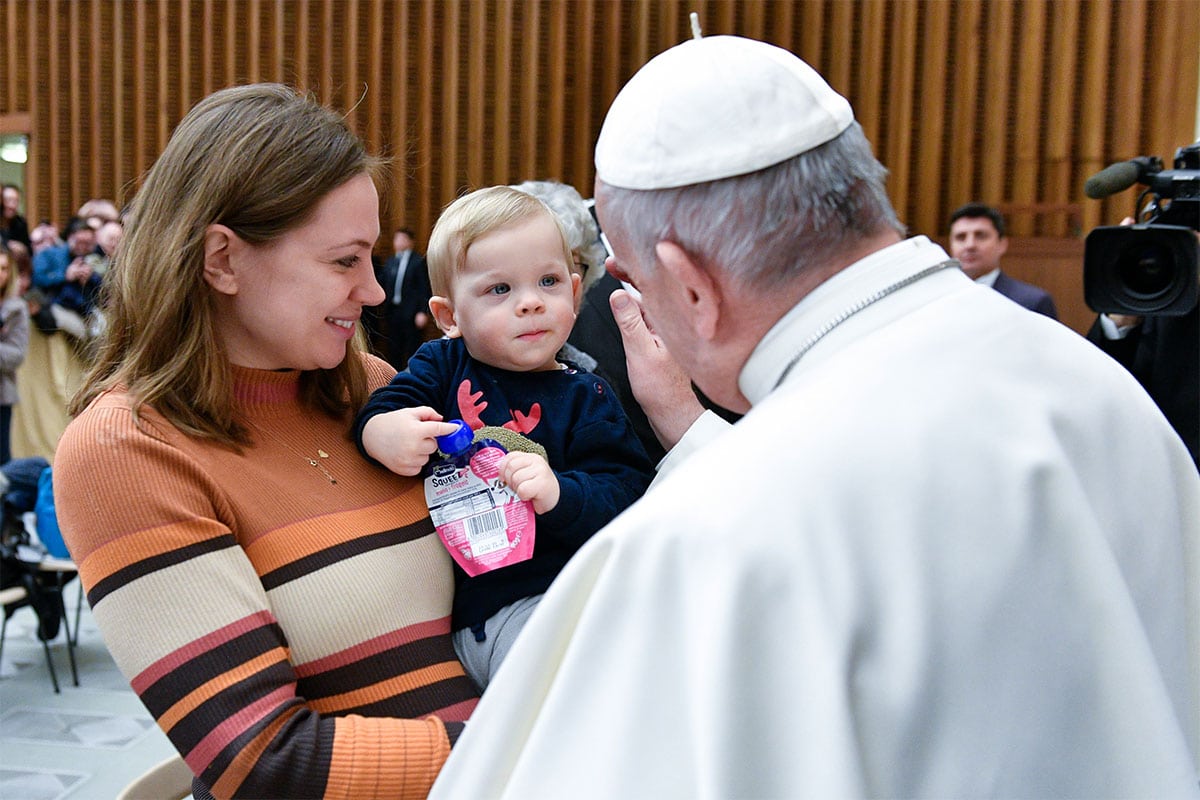 Papa Francisco bautiza a 32 niños en la Capilla Sixtina. Foto: Cortesía LOR