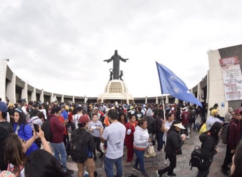 Jóvenes peregrinan al Cristo Rey para pedir por la paz en México