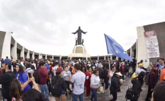 Jóvenes peregrinan al Cristo Rey para pedir por la paz en México