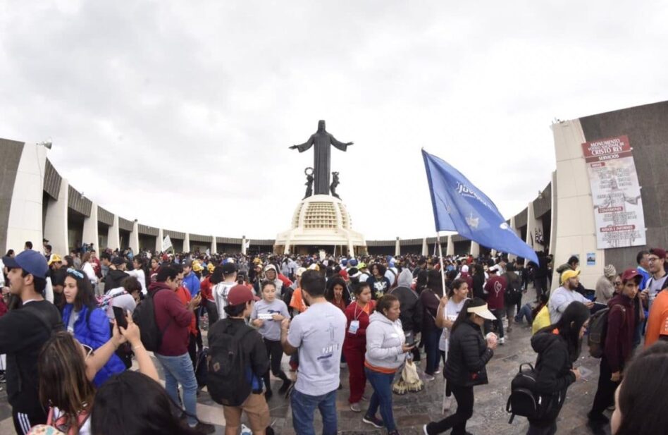 Jóvenes peregrinan al Cristo Rey para pedir por la paz en México