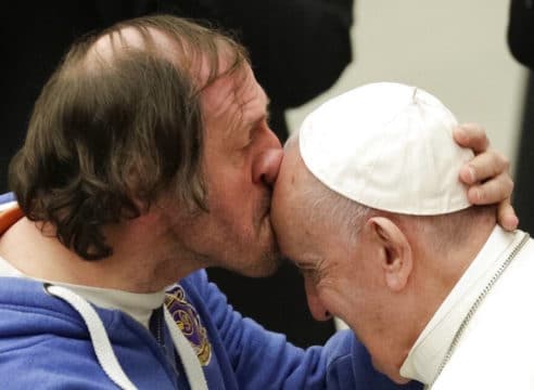 La conmovedora foto del beso de un hombre al Papa Francisco