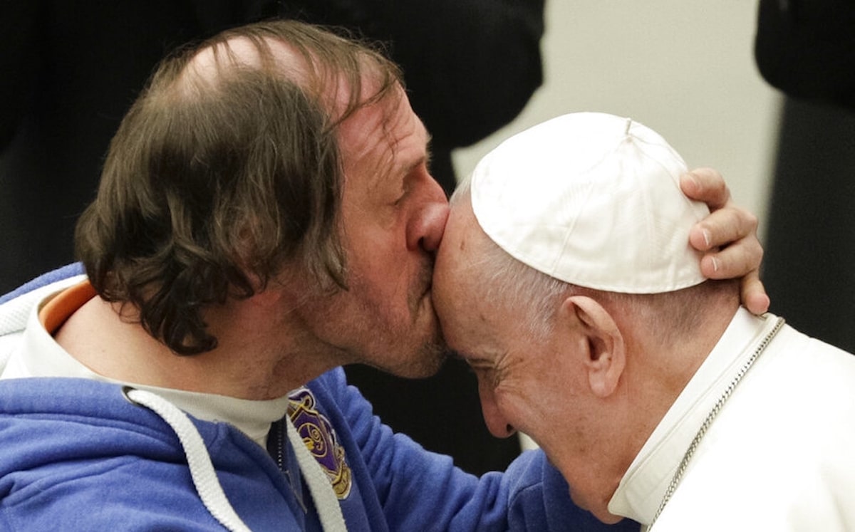 La conmovedora foto del beso de un hombre al Papa Francisco