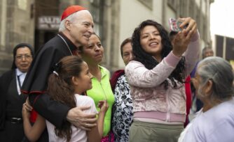 Joven: asiste a reunión con el Cardenal Carlos Aguiar