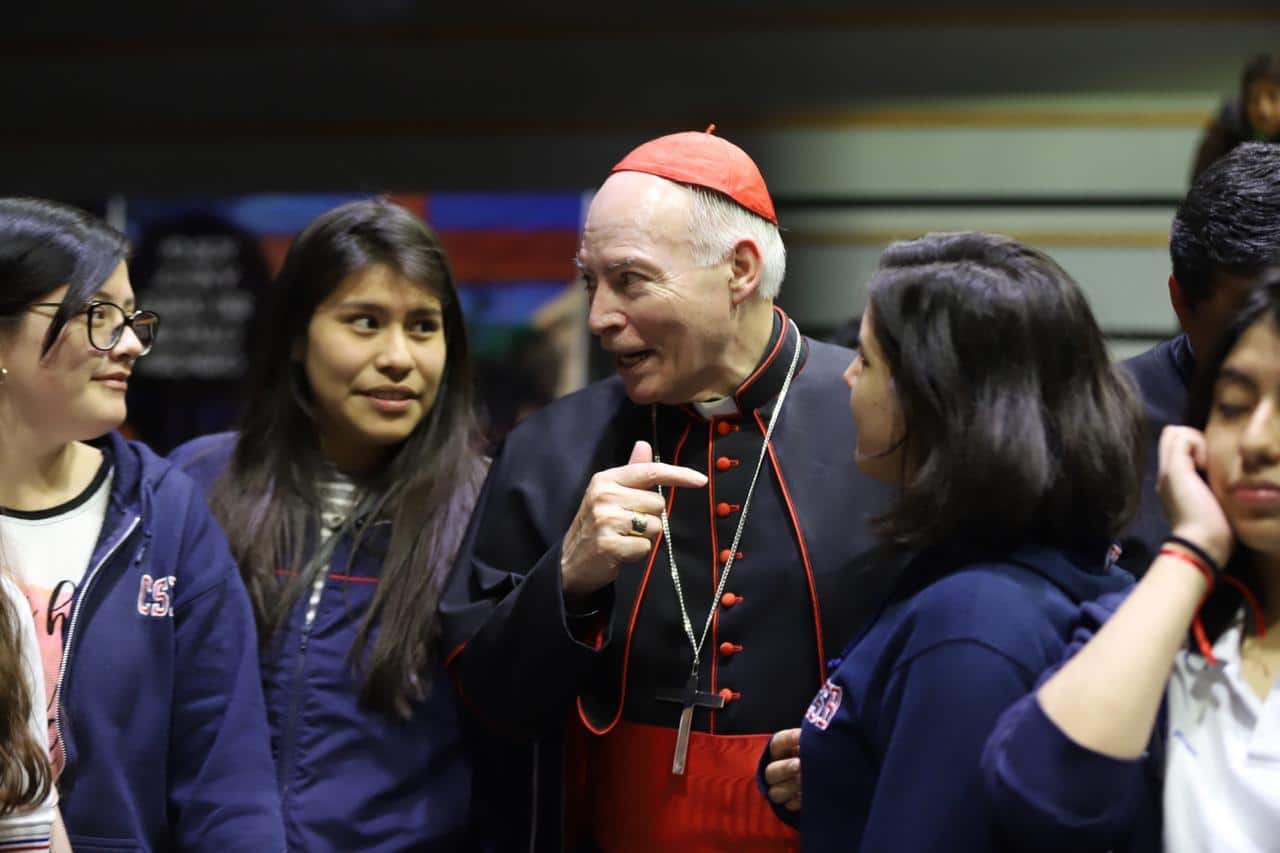 El Cardenal Aguiar escuchó las inquietudes de los jóvenes.