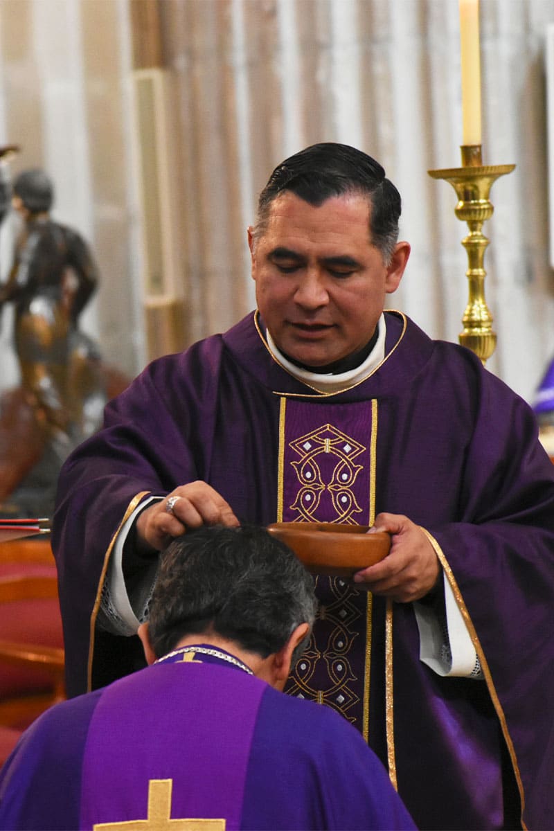 Monseñor Carlos Samaniego impone la ceniza al padre Ricardo Valenzuela. Foto: Ricardo Sánchez