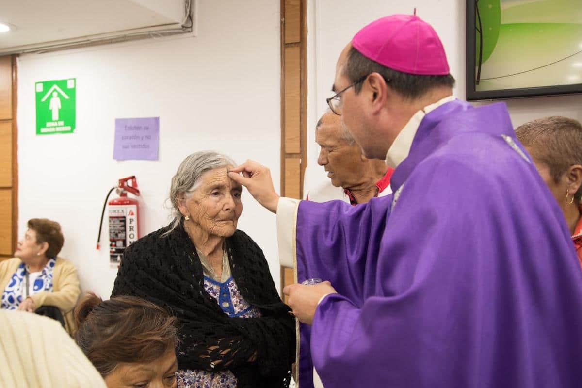 Monseñor Salvador González en Hospital General Dr. Darío Fernández durante el Miércoles de Ceniza. Foto: María Langarica