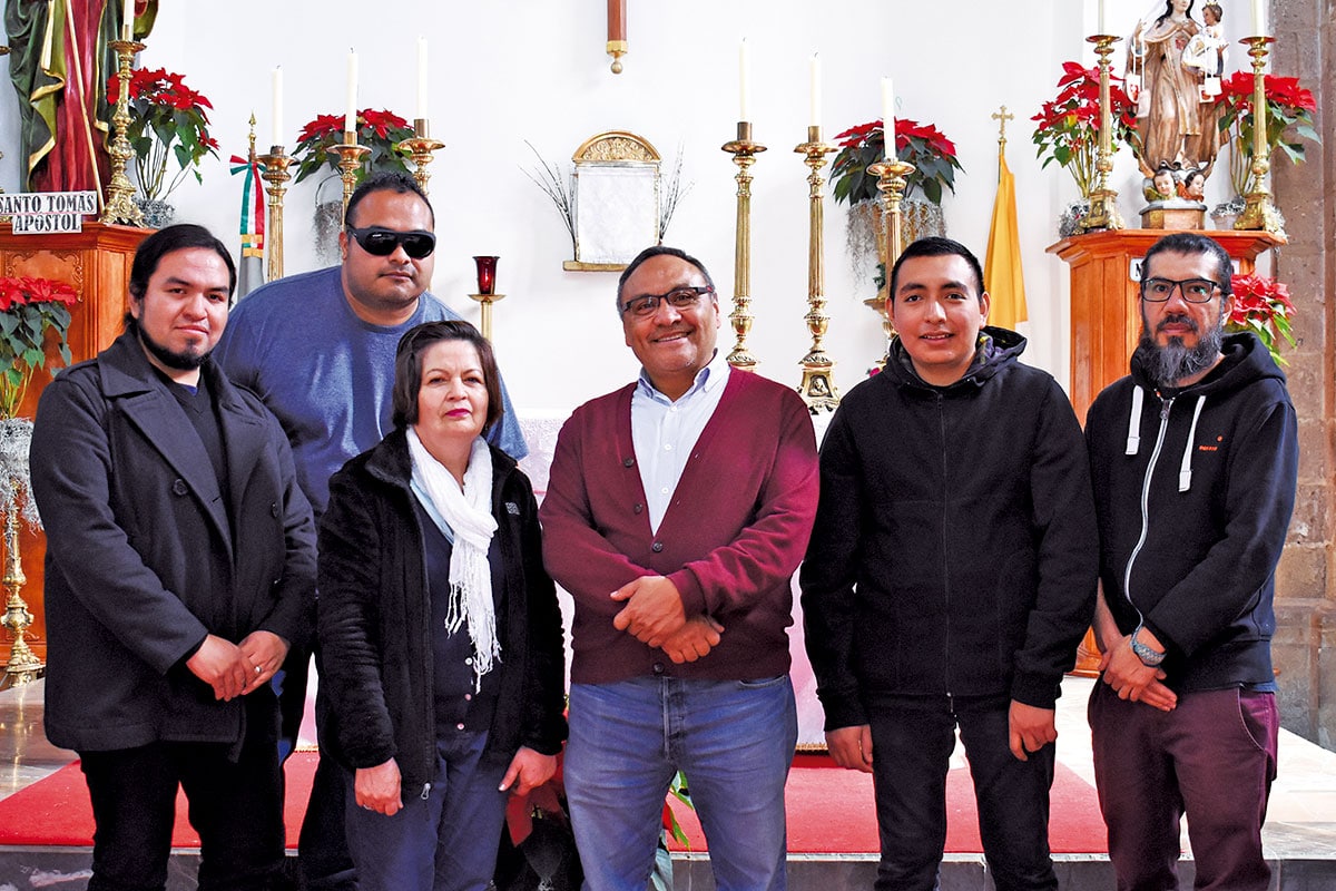El p. Victoriano acompañado de algunos miembros de la comunidad parroquial. Foto Ricardo Sánchez