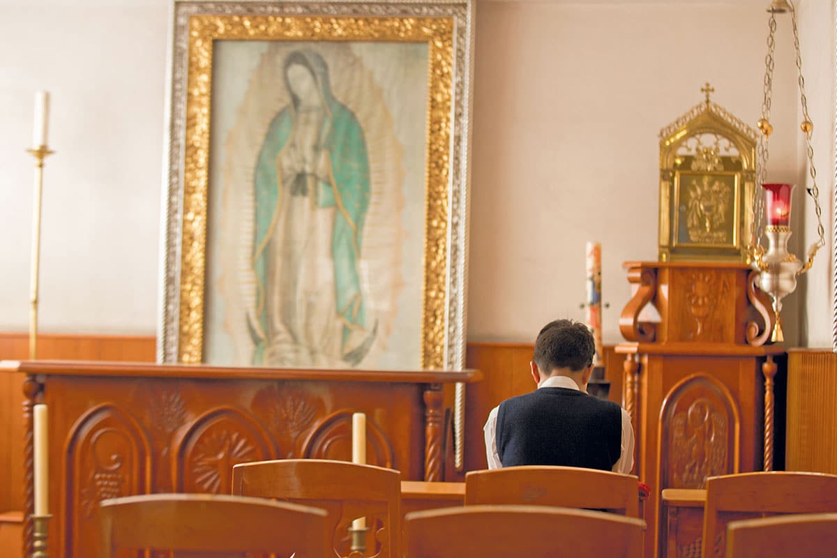 Una persona oraUna persona ora frente a la Virgen de Guadalupe. Foto: María Langaricafrente a la Virgen de Guadalupe.