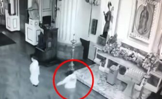 VIDEO: Hombre agrede imagen de la Virgen porque no le hizo un favor