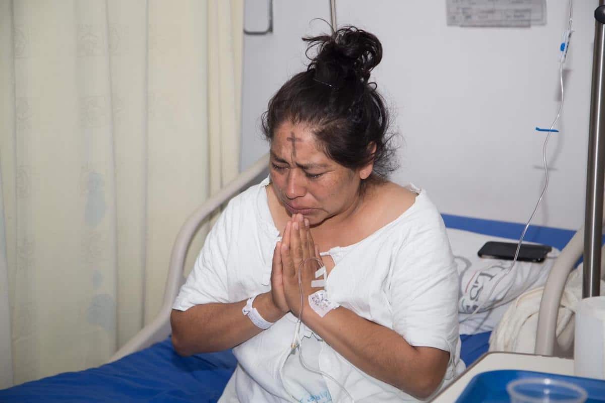Paciente del Hospital General Dr. Darío Fernández ora después de recibir la ceniza. Foto: María Langarica
