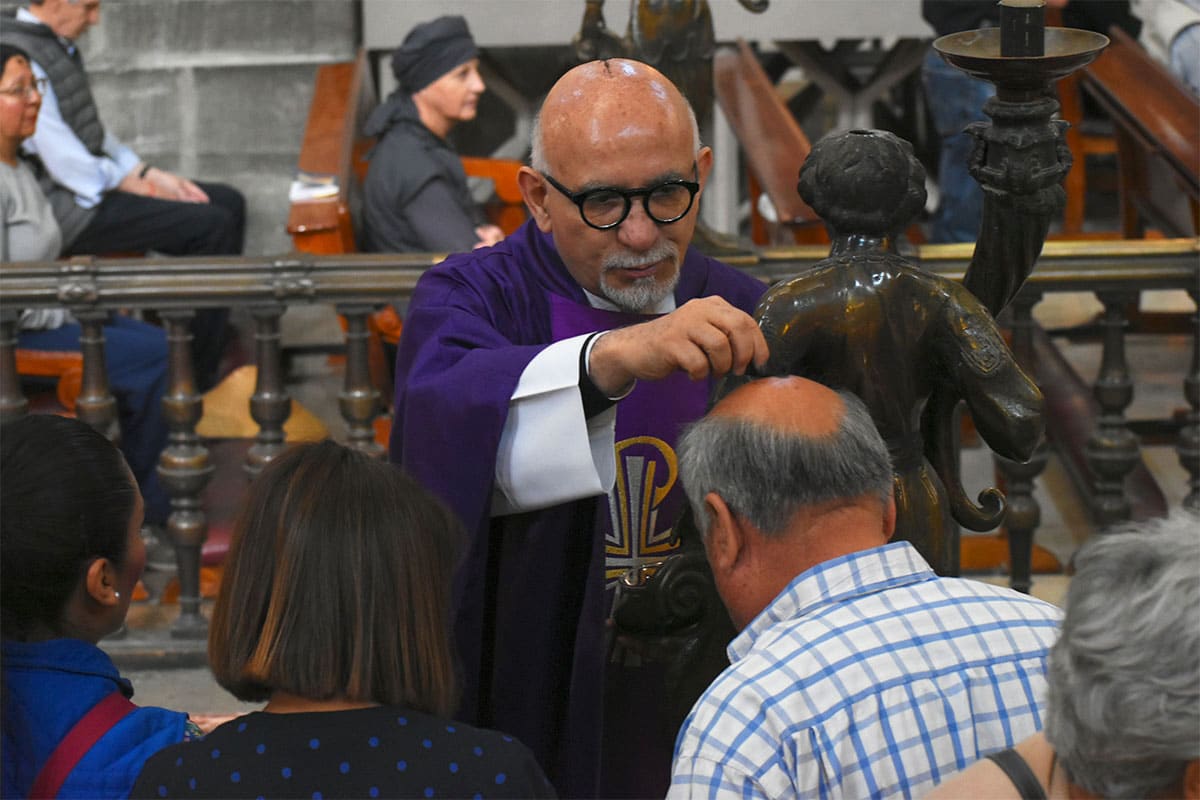 El padre José de Jesús Aguilar en la Misa de Miércoles de Ceniza en la Catedral Metropolitana. Foto: Ricardo Sánchez