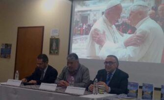 Presentan 'En Ejercicio de la Verdad', libro sobre el Papa Francisco