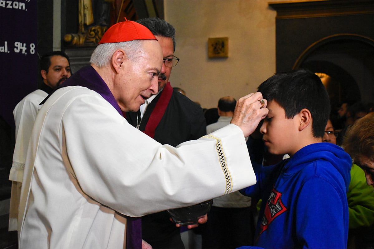 El Cardenal Carlos Aguiar impone la ceniza a un niño. Foto: Ricardo Sánchez