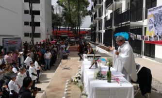 Vecinos del Multifamiliar Tlalpan celebran con Misa el regreso a casa