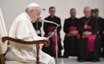 El sacerdocio sigue reservado a los hombres, aclara el Papa Francisco