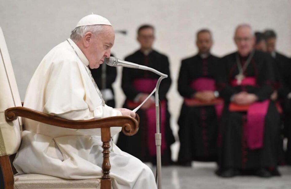 El sacerdocio sigue reservado a los hombres, aclara el Papa Francisco