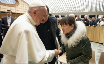 El Papa Francisco se reunió con la mujer del incidente del manotazo