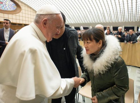 El Papa Francisco se reunió con la mujer del incidente del manotazo