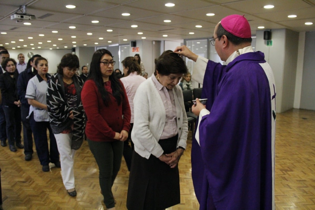 Monseñor Salvador González impone la ceniza a trabajadores del Arzobispado de México. Foto: Javier Juárez