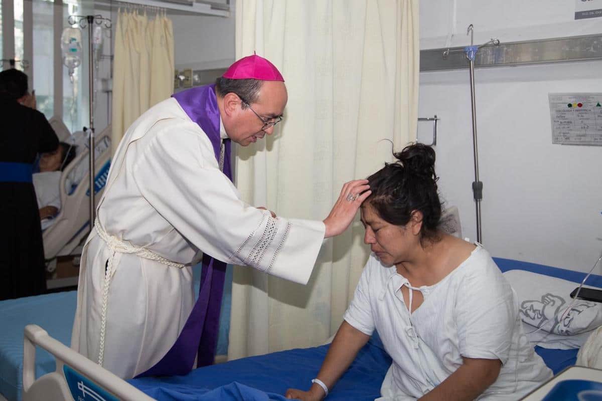 Monseñor Salvador González con una feligresa en el Hospital General Darío Fernández Fierro. Foto: María Langarica