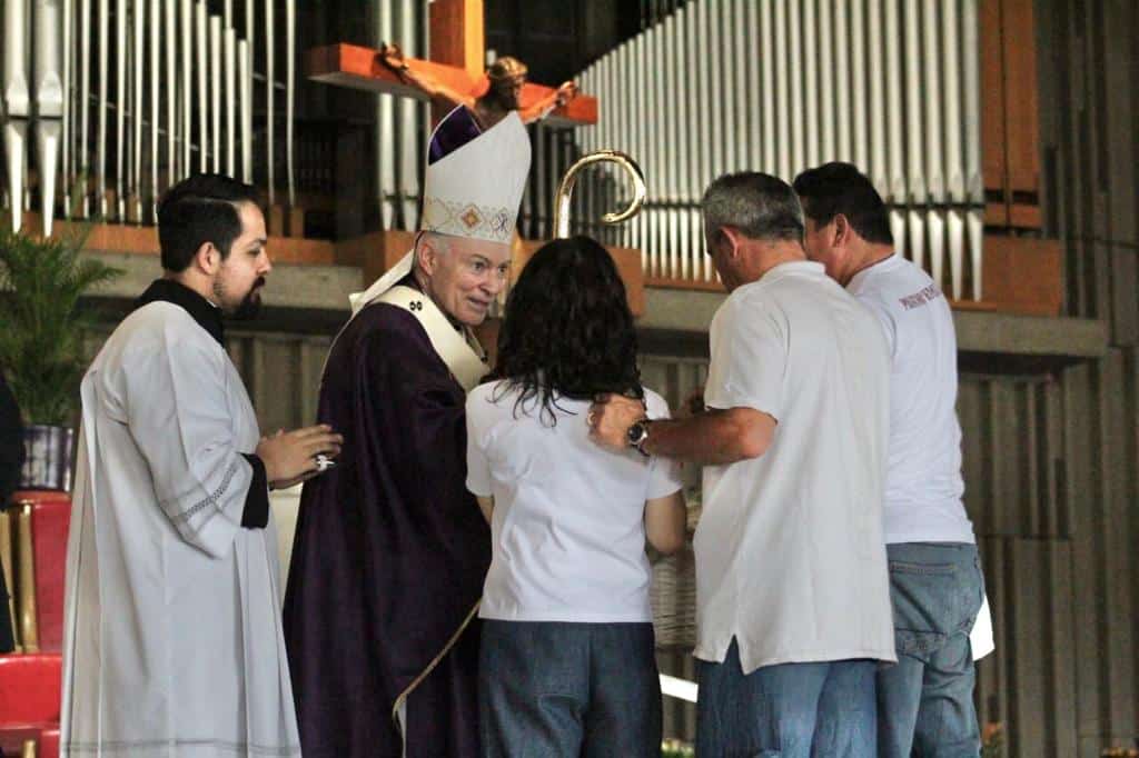 El Arzobispo saluda a miembros de Pastoral Familiar. Foto: Miguel Ávila.