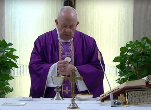 El Papa Francisco ora en su Misa diaria por los muertos por coronavirus