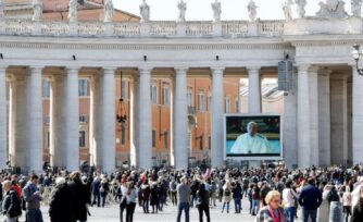 El Papa celebra a puerta cerrada ante expansión de coronavirus en Italia