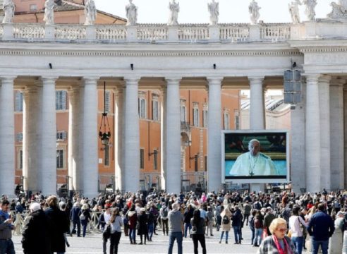 El Papa celebra a puerta cerrada ante expansión de coronavirus en Italia