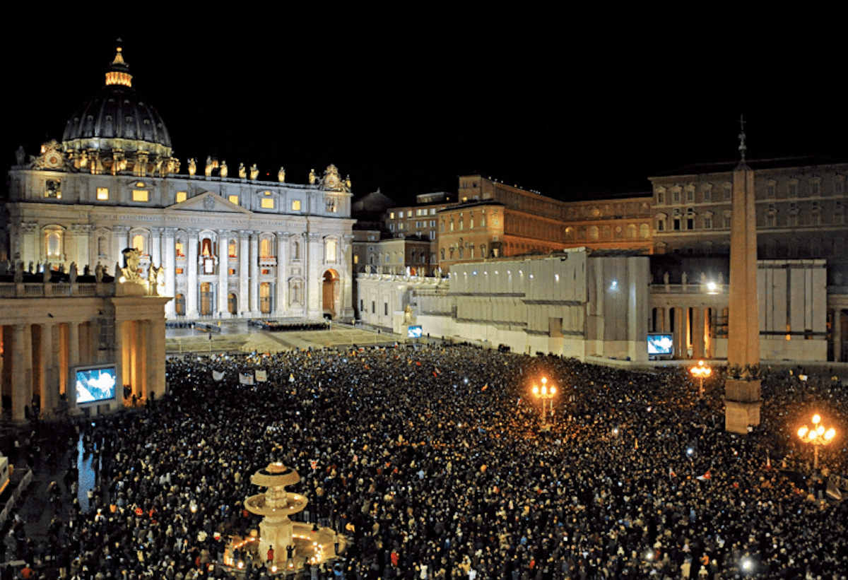 Miles de fieles en la Plaza de San Pedro esperan la salida del Papa Francisco. Foto: L'Osservatore Romano