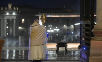 El Papa imparte la bendición al mundo por el coronavirus