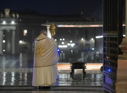 El Papa imparte la bendición al mundo por el coronavirus