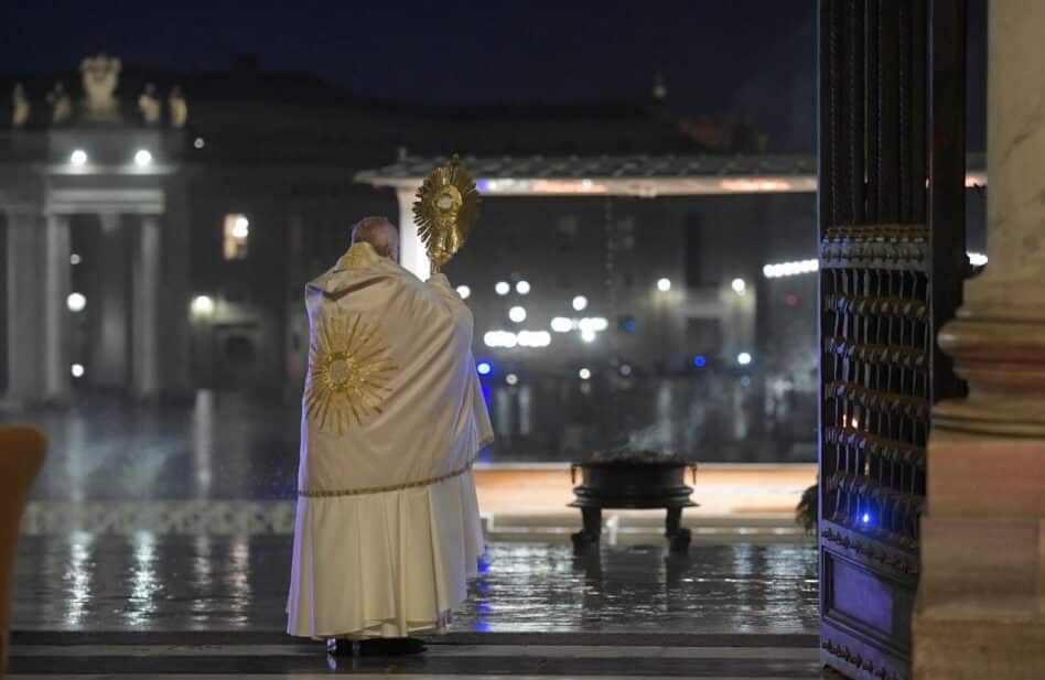 El Papa imparte la bendición al mundo por el coronavirus