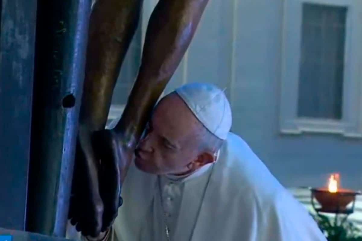El Papa a los pies del crucifijo de San Marcelo al Corso, previo a la bendición extraordinaria Urbi et Orbi. Foto: Vatican Media.