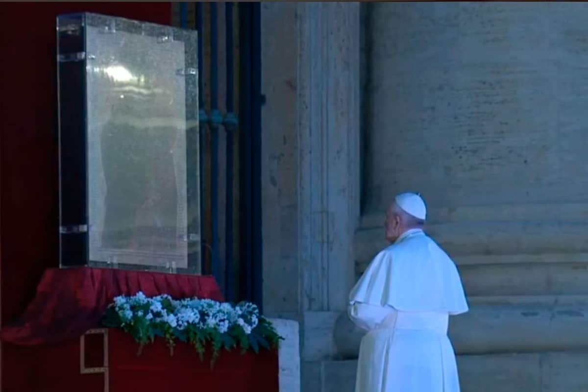 Foto Vatican Media. El Papa reza ante la Virgen Salvadora del Pueblo Romano.