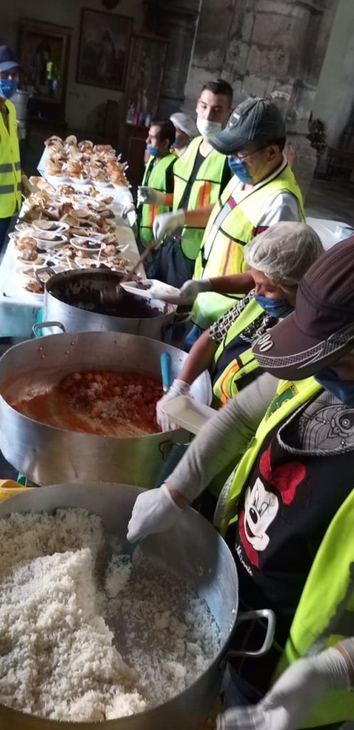 Voluntarios preparan la comida en la iglesia de La Soledad. Foto: La Soledad/Cortesía.