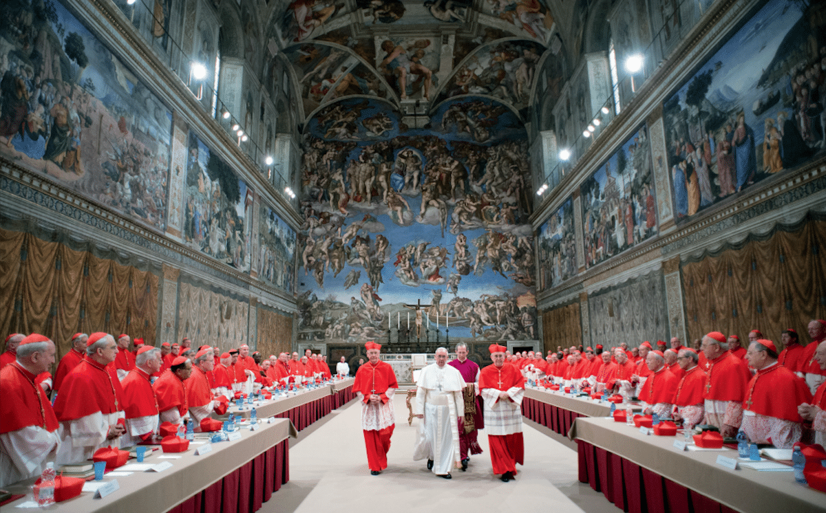 El Papa Francisco sale del cónclave recién elegido. Foto: L'Osservatore Romano