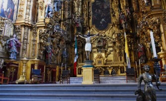 Por el coronavirus, exponen al Cristo de la Salud en la Catedral de México