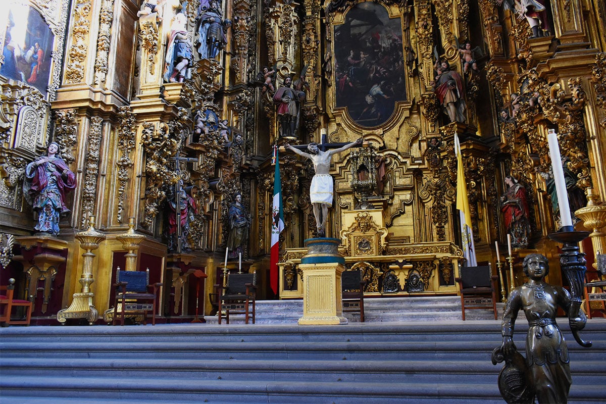 El Señor de la Salud fue ubicado temporalmente en el Altar de los Reyes de la Catedral Metropolitana. Foto: Ricardo Sánchez