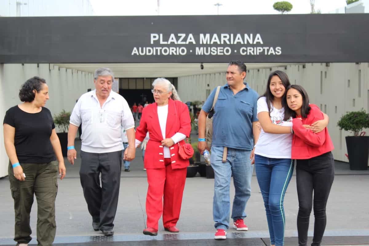 Asistentes al Día de la Familia caminan afuera de Plaza Mariana. Foto: Miguel Ávila