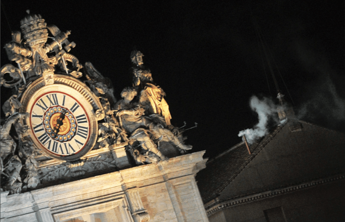 La humo blanco saliendo de la chimenea de la Capilla Sixtina anuncia que hay un nuevo Papa. Foto: L'Osservatore Romano