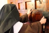 Hombres armados amordazan y roban a monjitas