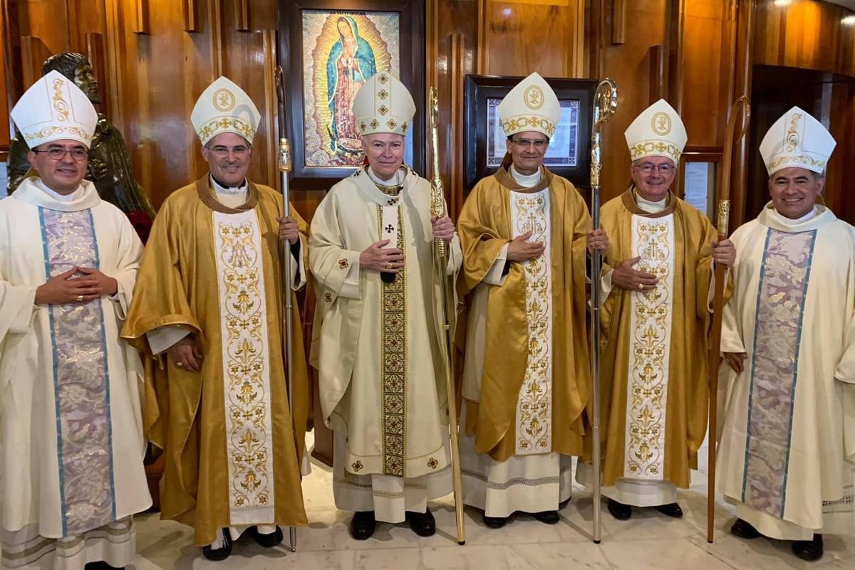El Cardenal Aguiar con sus obispos auxiliares.