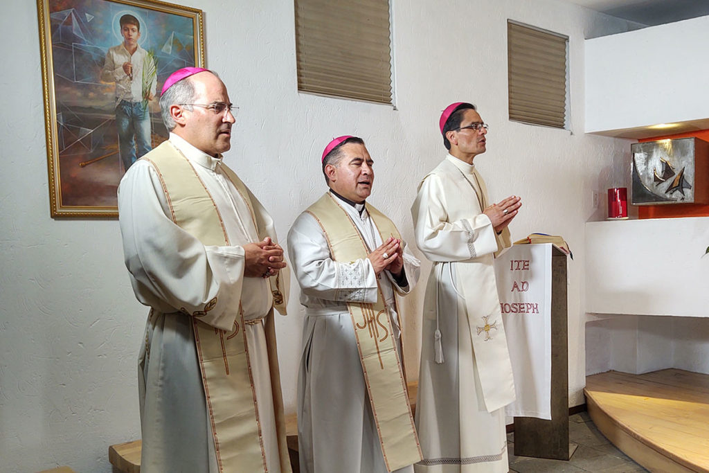 Los obispos auxiliares en la celebración eucarística. Foto Ricardo Sánchez