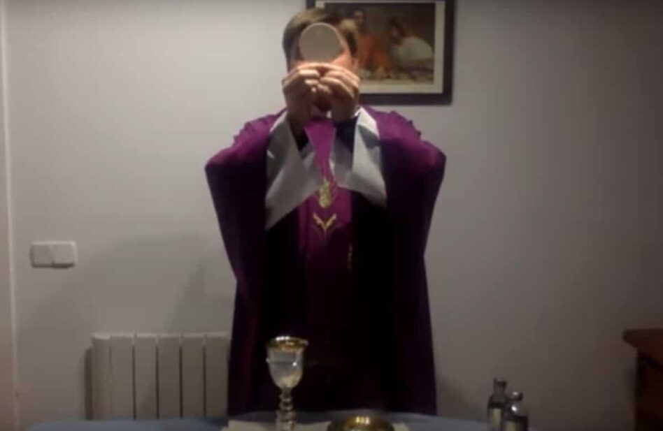 VIDEO: El sacerdote con coronavirus que sigue “cerca” de sus fieles
