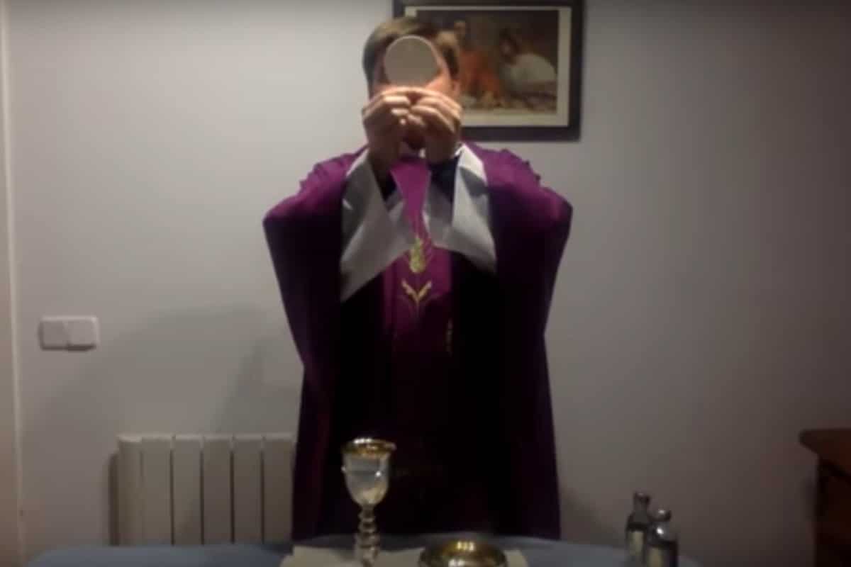 VIDEO: El sacerdote con coronavirus que sigue “cerca” de sus fieles