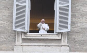 El Papa Francisco pide a un alto al fuego en el mundo por COVID-19