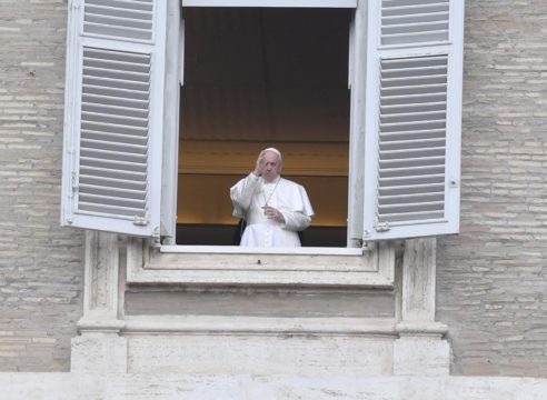 El Papa Francisco pide a un alto al fuego en el mundo por COVID-19